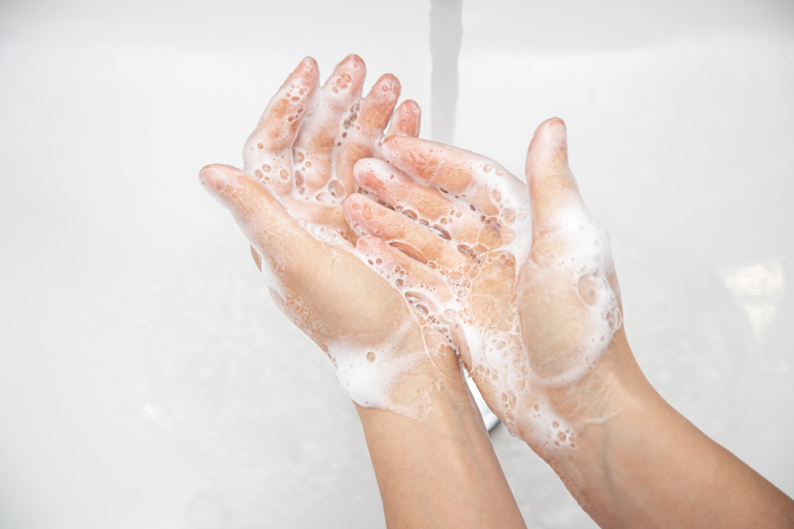 Primer plano manos usando productos de higiene personal